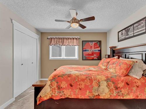 232 Ross Glen Road Se, Medicine Hat, AB - Indoor Photo Showing Bedroom