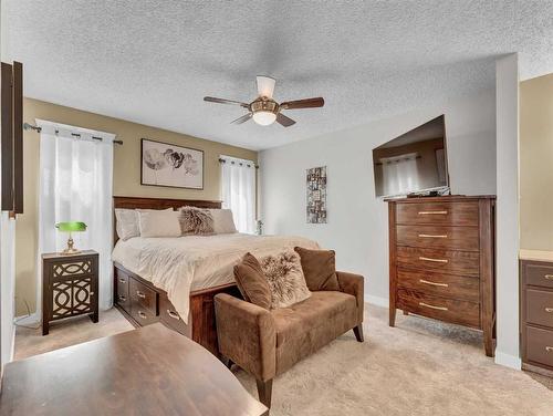 232 Ross Glen Road Se, Medicine Hat, AB - Indoor Photo Showing Bedroom