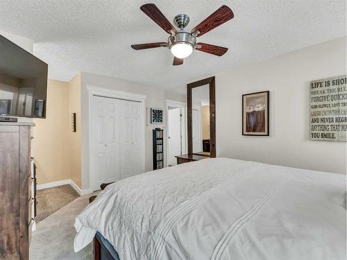 232 Ross Glen Road Se, Medicine Hat, AB - Indoor Photo Showing Bedroom