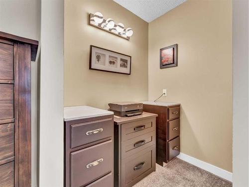 232 Ross Glen Road Se, Medicine Hat, AB - Indoor Photo Showing Other Room