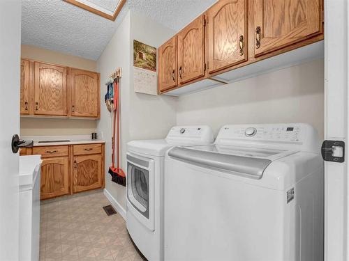 232 Ross Glen Road Se, Medicine Hat, AB - Indoor Photo Showing Laundry Room