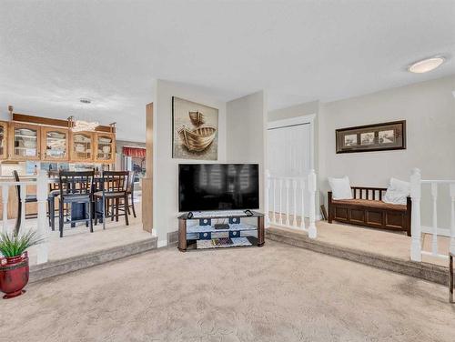 232 Ross Glen Road Se, Medicine Hat, AB - Indoor Photo Showing Living Room