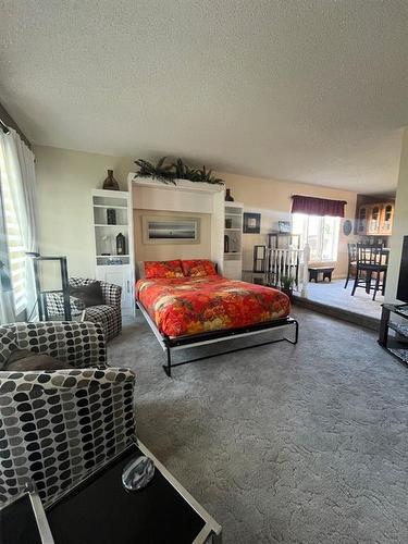 232 Ross Glen Road Se, Medicine Hat, AB - Indoor Photo Showing Bedroom