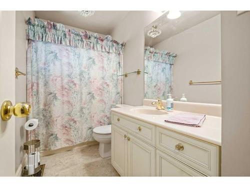 961 Bassett Crescent Nw, Medicine Hat, AB - Indoor Photo Showing Bathroom