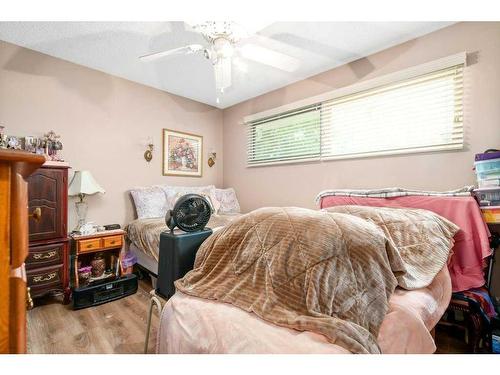 961 Bassett Crescent Nw, Medicine Hat, AB - Indoor Photo Showing Bedroom