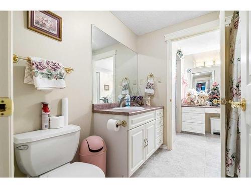 961 Bassett Crescent Nw, Medicine Hat, AB - Indoor Photo Showing Bathroom