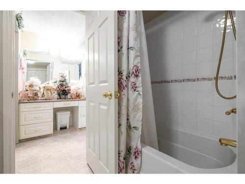 961 Bassett Crescent Nw, Medicine Hat, AB - Indoor Photo Showing Bathroom