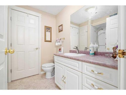 961 Bassett Crescent Nw, Medicine Hat, AB - Indoor Photo Showing Bathroom