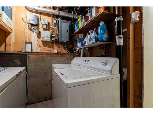 961 Bassett Crescent Nw, Medicine Hat, AB - Indoor Photo Showing Laundry Room