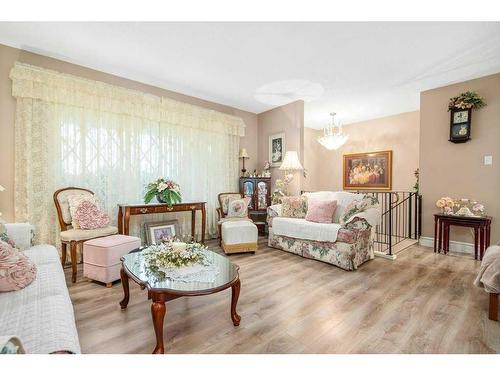 961 Bassett Crescent Nw, Medicine Hat, AB - Indoor Photo Showing Living Room