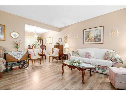 961 Bassett Crescent Nw, Medicine Hat, AB - Indoor Photo Showing Living Room