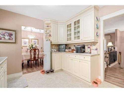 961 Bassett Crescent Nw, Medicine Hat, AB - Indoor Photo Showing Kitchen