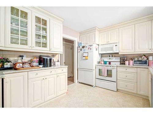 961 Bassett Crescent Nw, Medicine Hat, AB - Indoor Photo Showing Kitchen