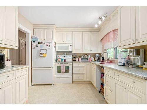 961 Bassett Crescent Nw, Medicine Hat, AB - Indoor Photo Showing Kitchen