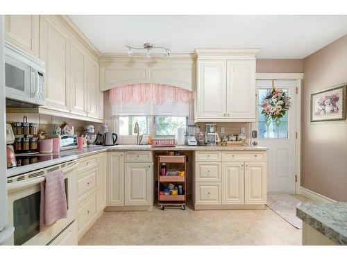 961 Bassett Crescent Nw, Medicine Hat, AB - Indoor Photo Showing Kitchen