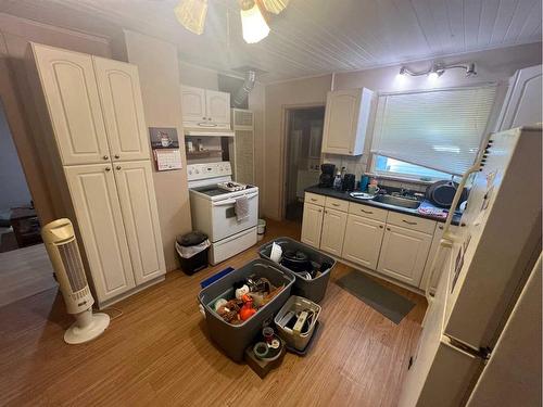 1246 Dominion Street Se, Medicine Hat, AB - Indoor Photo Showing Kitchen