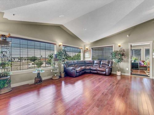 770 Eagle Ridge Drive, Dunmore, AB - Indoor Photo Showing Living Room