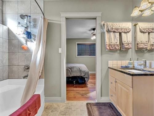 770 Eagle Ridge Drive, Dunmore, AB - Indoor Photo Showing Bathroom