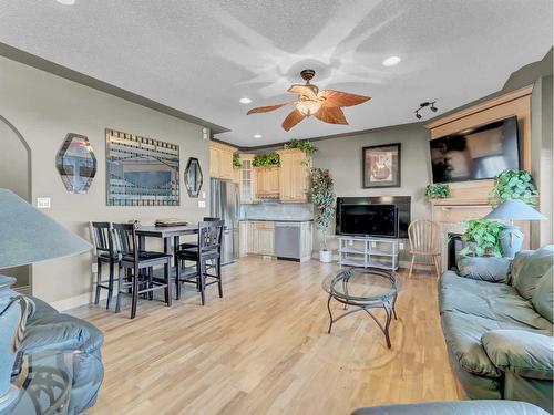 770 Eagle Ridge Drive, Dunmore, AB - Indoor Photo Showing Living Room