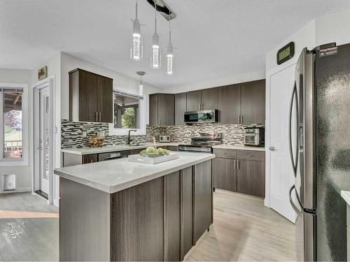 76 Schneider Crescent Se, Medicine Hat, AB - Indoor Photo Showing Kitchen With Upgraded Kitchen