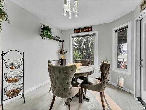 76 Schneider Crescent Se, Medicine Hat, AB - Indoor Photo Showing Dining Room