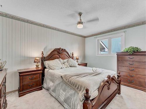 76 Schneider Crescent Se, Medicine Hat, AB - Indoor Photo Showing Bedroom