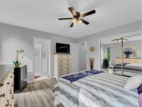 76 Schneider Crescent Se, Medicine Hat, AB - Indoor Photo Showing Bedroom