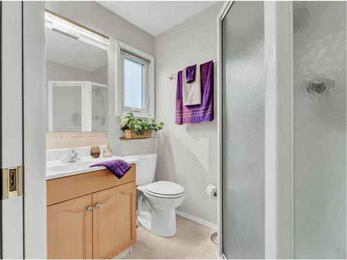 76 Schneider Crescent Se, Medicine Hat, AB - Indoor Photo Showing Bathroom