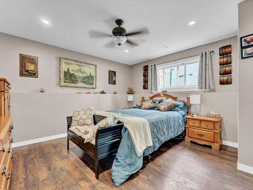 76 Schneider Crescent Se, Medicine Hat, AB - Indoor Photo Showing Bedroom