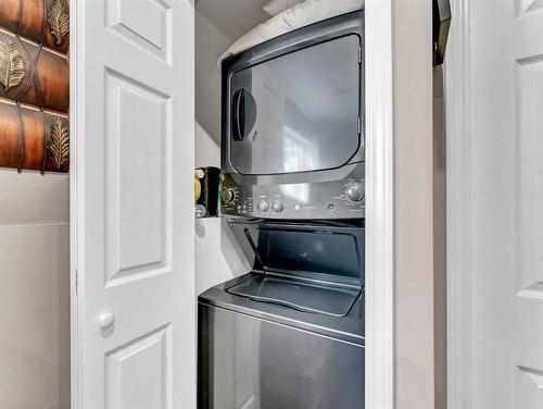 76 Schneider Crescent Se, Medicine Hat, AB - Indoor Photo Showing Laundry Room