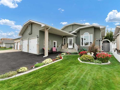 76 Schneider Crescent Se, Medicine Hat, AB - Outdoor With Facade