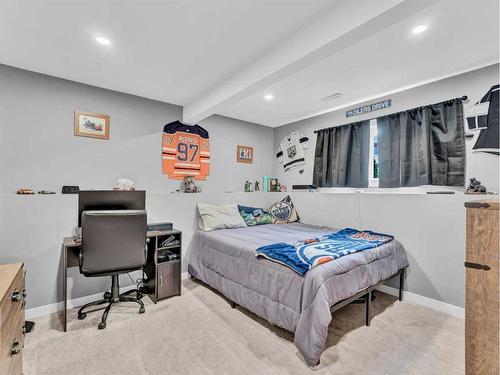 76 Schneider Crescent Se, Medicine Hat, AB - Indoor Photo Showing Bedroom