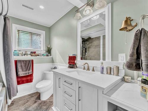 76 Schneider Crescent Se, Medicine Hat, AB - Indoor Photo Showing Bathroom