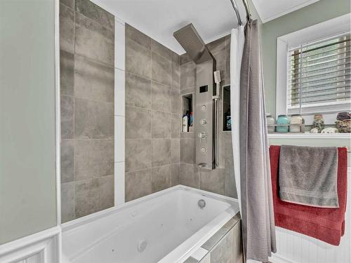 76 Schneider Crescent Se, Medicine Hat, AB - Indoor Photo Showing Bathroom