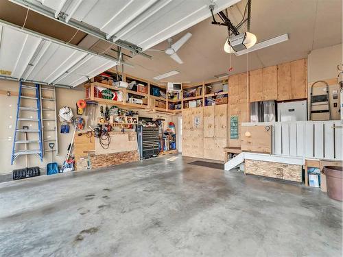 76 Schneider Crescent Se, Medicine Hat, AB - Indoor Photo Showing Garage