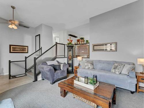 76 Schneider Crescent Se, Medicine Hat, AB - Indoor Photo Showing Living Room