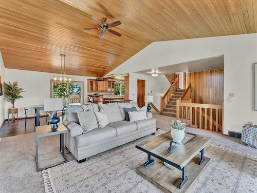 6 Ross Heights Place Se, Medicine Hat, AB - Indoor Photo Showing Living Room