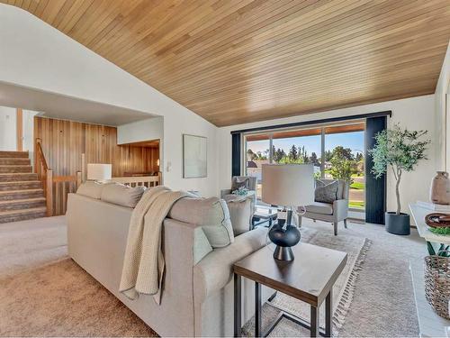 6 Ross Heights Place Se, Medicine Hat, AB - Indoor Photo Showing Living Room