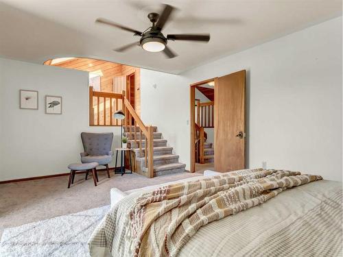 6 Ross Heights Place Se, Medicine Hat, AB - Indoor Photo Showing Bedroom