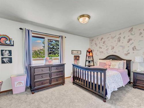 6 Ross Heights Place Se, Medicine Hat, AB - Indoor Photo Showing Bedroom