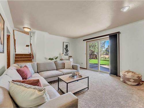 6 Ross Heights Place Se, Medicine Hat, AB - Indoor Photo Showing Living Room