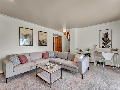 6 Ross Heights Place Se, Medicine Hat, AB - Indoor Photo Showing Living Room