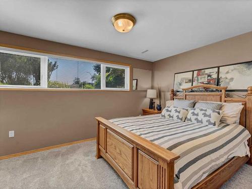 6 Ross Heights Place Se, Medicine Hat, AB - Indoor Photo Showing Bedroom