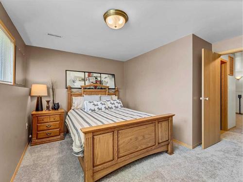 6 Ross Heights Place Se, Medicine Hat, AB - Indoor Photo Showing Bedroom