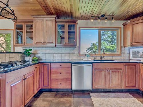 6 Ross Heights Place Se, Medicine Hat, AB - Indoor Photo Showing Kitchen