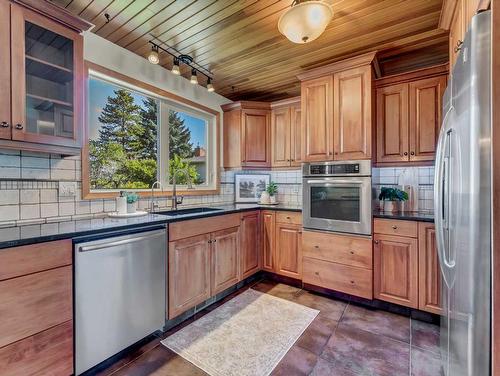 6 Ross Heights Place Se, Medicine Hat, AB - Indoor Photo Showing Kitchen