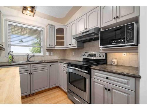 20 Stanfield Way Se, Medicine Hat, AB - Indoor Photo Showing Kitchen With Double Sink