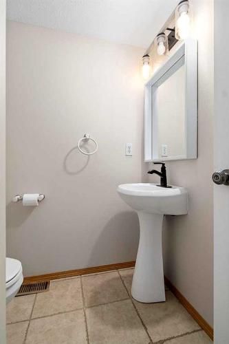 20 Stanfield Way Se, Medicine Hat, AB - Indoor Photo Showing Bathroom