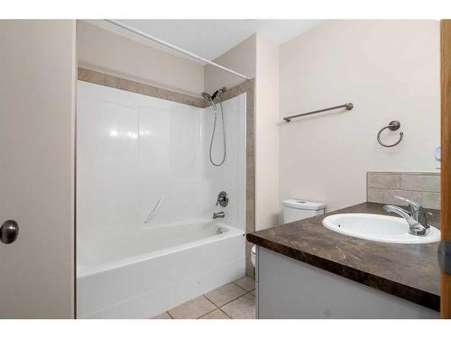 20 Stanfield Way Se, Medicine Hat, AB - Indoor Photo Showing Bathroom