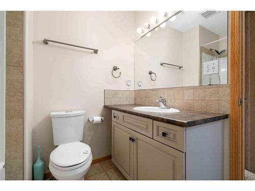 20 Stanfield Way Se, Medicine Hat, AB - Indoor Photo Showing Bathroom